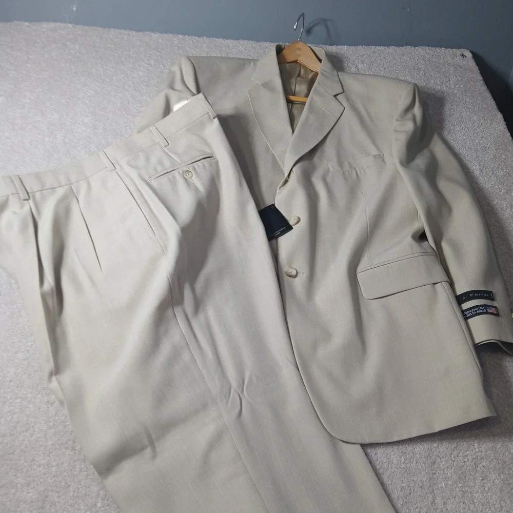J. Ferrar Tan Suit 2 Piece Set 44S Jacket 2-button Ventless 44x32 Pants NWTS